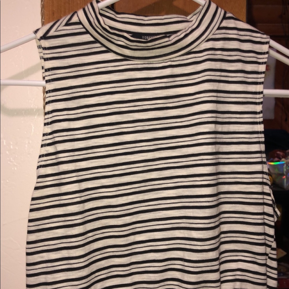 Women’s crop-top